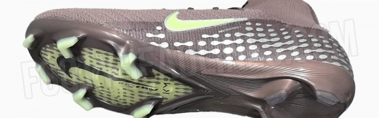 世界杯门票-280欧！姆巴佩最新签名战靴谍照：金属银+梅子日食配色，印KM标识